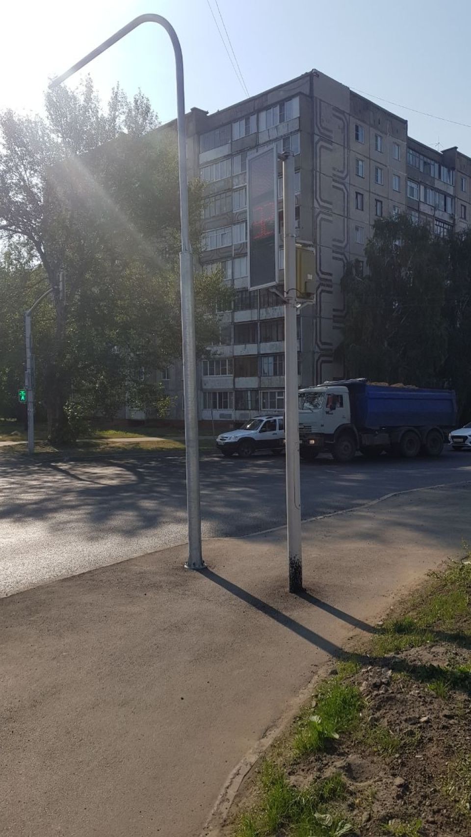 Столбы посреди пешеходной дорожки в Барнауле