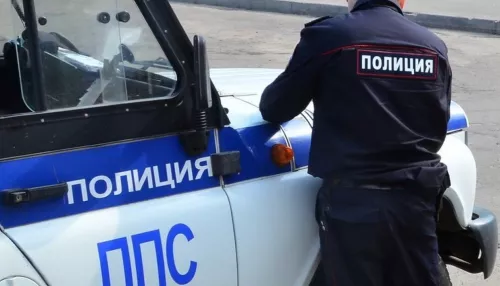 В Барнауле вечером у ТРЦ Огни заметили много полицейских машин