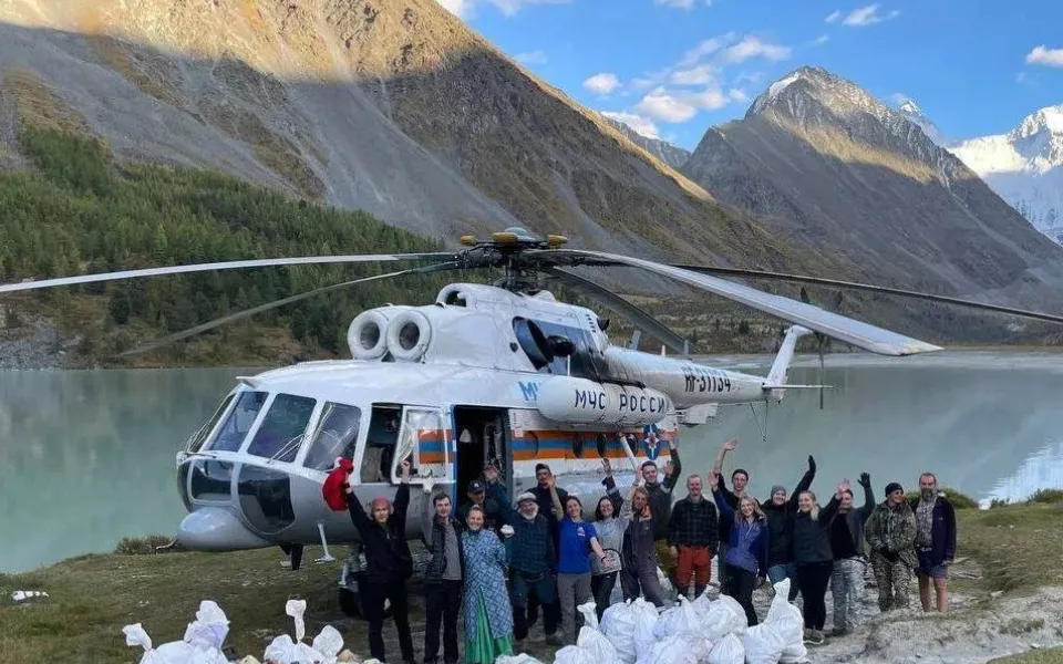 Тонны мусора вывезли вертолетом с подножья горы Белухи