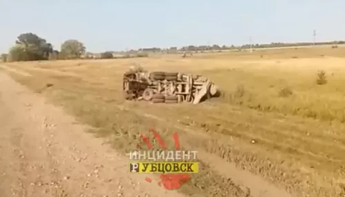 Бетономешалка съехала в кювет и опрокинулась набок на алтайской трассе