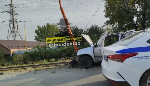 В Барнауле автомобиль врезался в опору с камерой видеофиксации