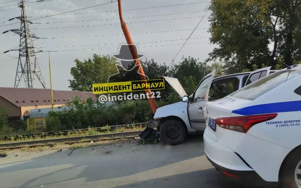 В Барнауле автомобиль врезался в опору с камерой видеофиксации