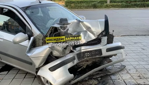 Авто врезалось в здание после жесткого ДТП на перекрестке Ленина и Профинтерна