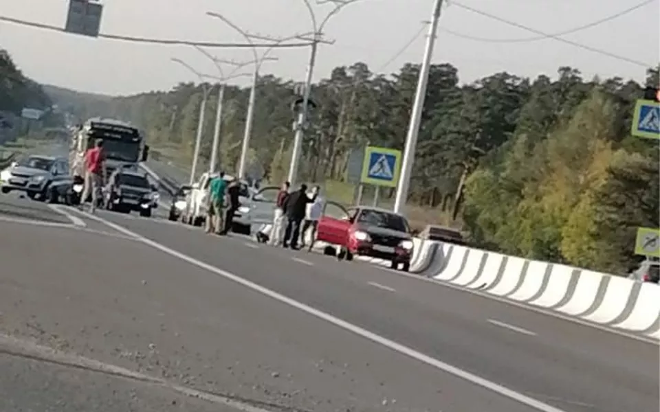 Двое мужчин попали под колеса машины на пешеходнике около Белоярска