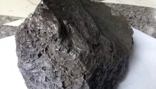 Житель Новосибирска продает кусок метеорита за 3 млн рублей