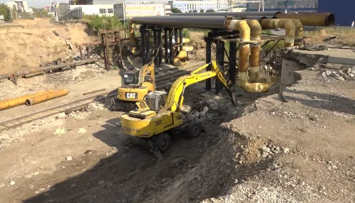 Строители готовят котлован под опору для моста на Новом рынке