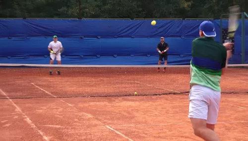 Держать удар. В Барнауле прошел турнир по парному теннису