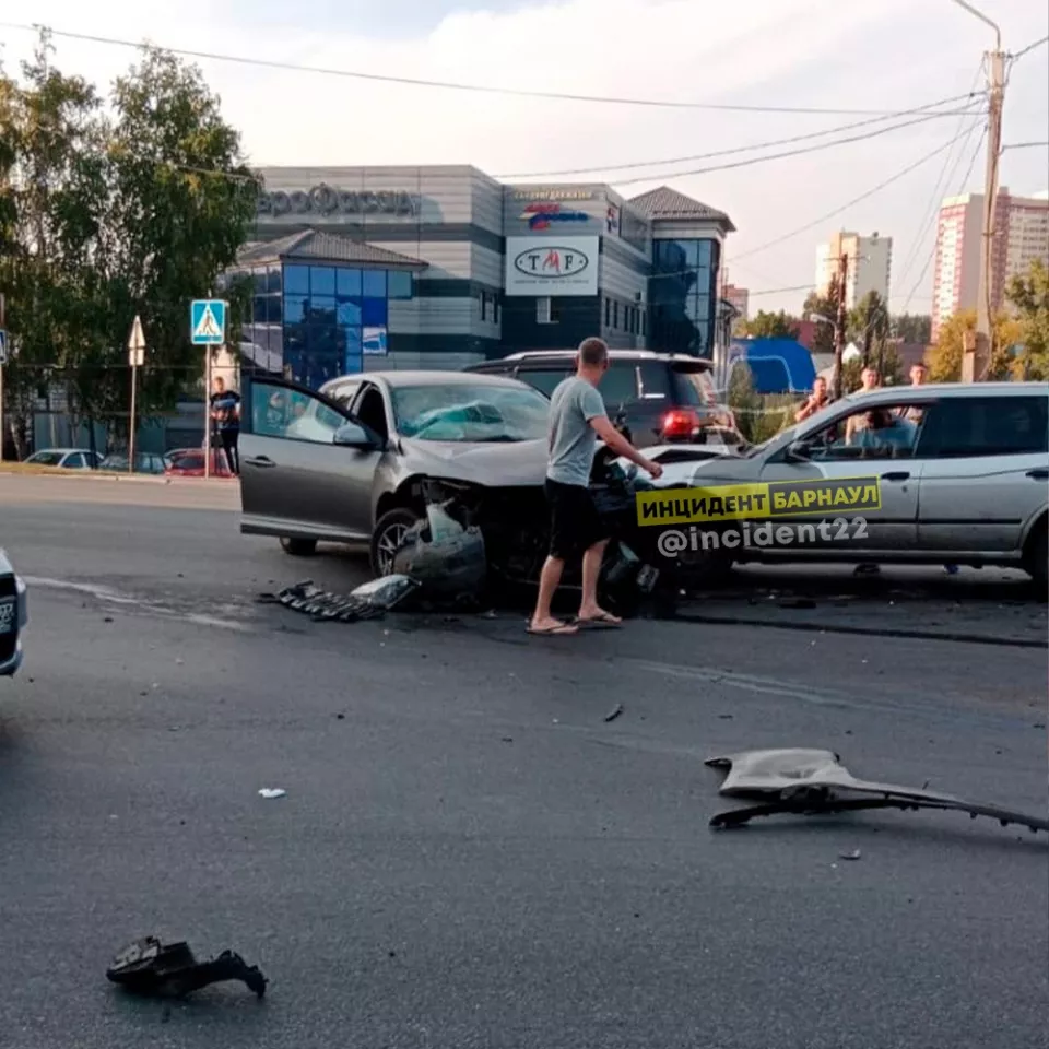 Массовое ДТП с переворотом произошло на Павловском тракте в Барнауле - Толк  06.09.2022