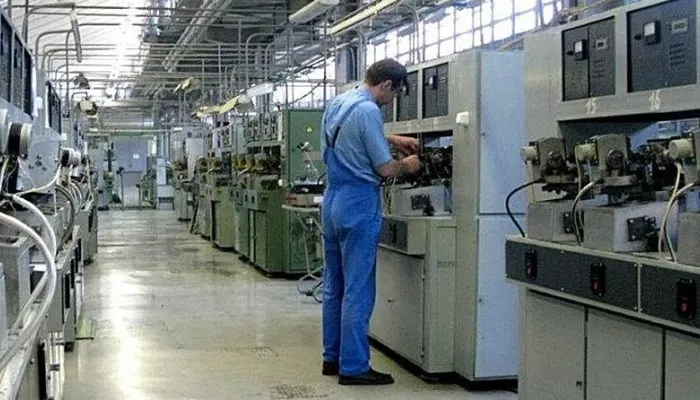 Растет, но падает: почему рост зарплат и штатов на заводах – это и хорошо, и тревожно