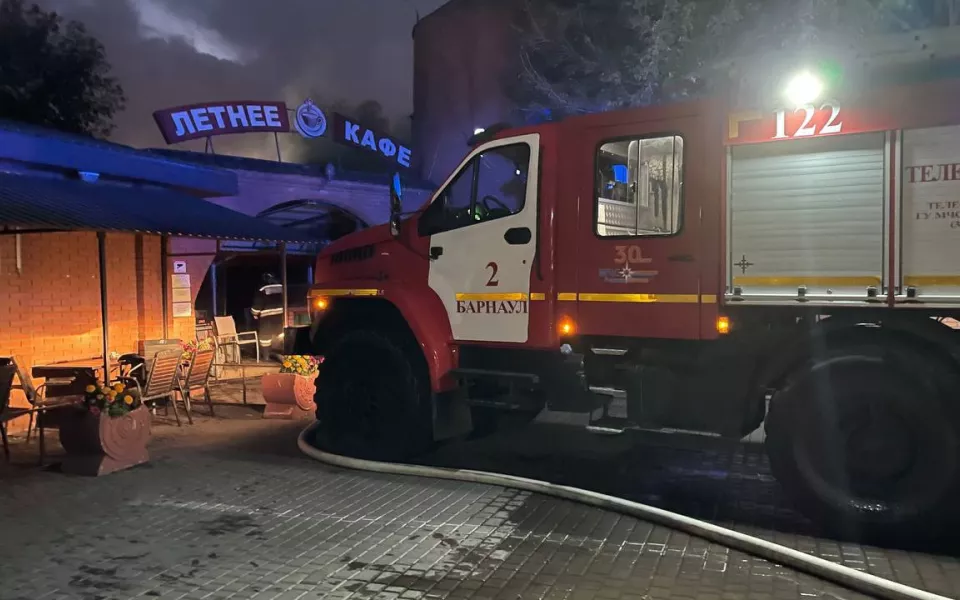 В Барнауле произошел крупный пожар у кафе Ноев ковчег