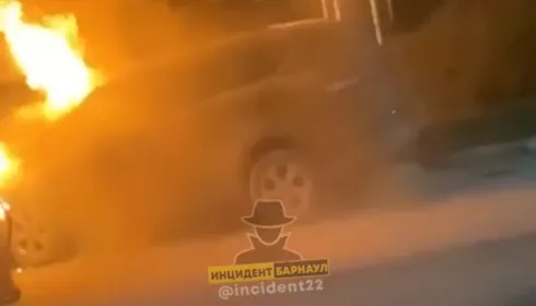 На заправке в Новоалтайске вечером загорелся автомобиль