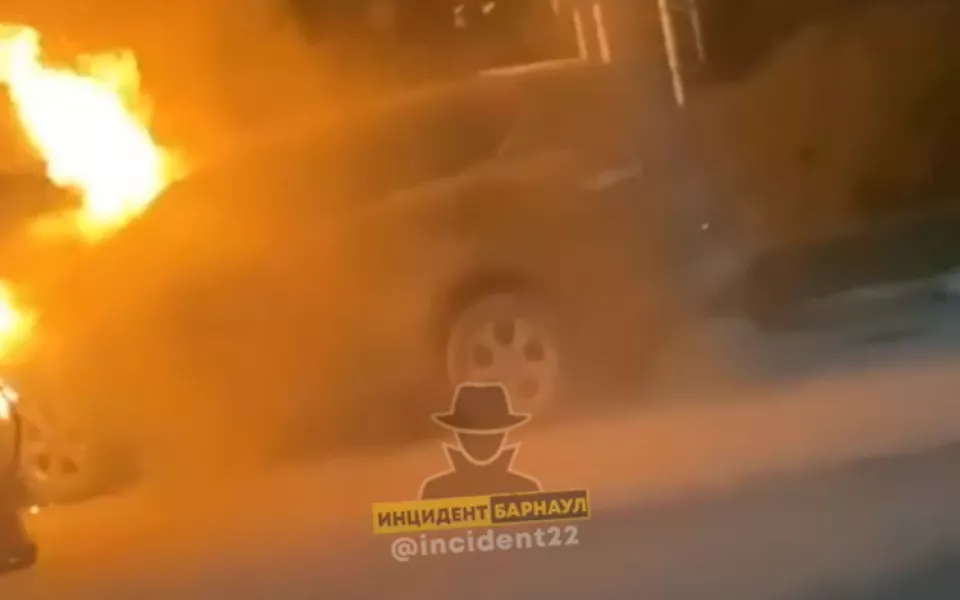 На заправке в Новоалтайске вечером загорелся автомобиль