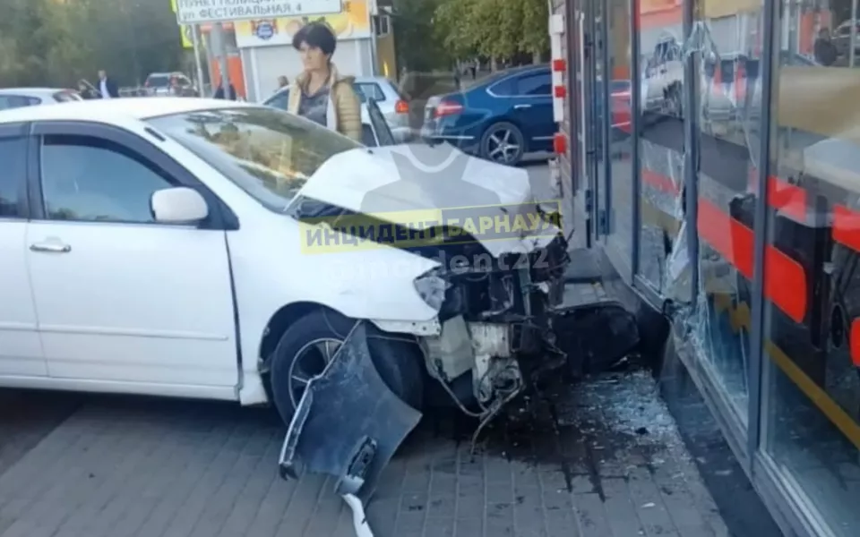 В Барнауле легковушка врезалась в авто и протаранила витрину кафе
