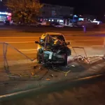 В Барнауле ночью автомобиль снес ограждение на трамвайной остановке