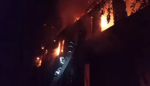 Ночью в Барнауле произошло два пожара в двухэтажных домах