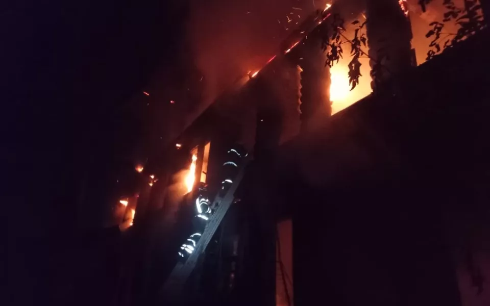 Ночью в Барнауле произошло два пожара в двухэтажных домах