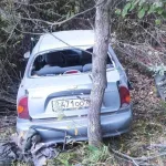 На алтайской трассе в кювете обнаружили покореженный автомобиль без водителя