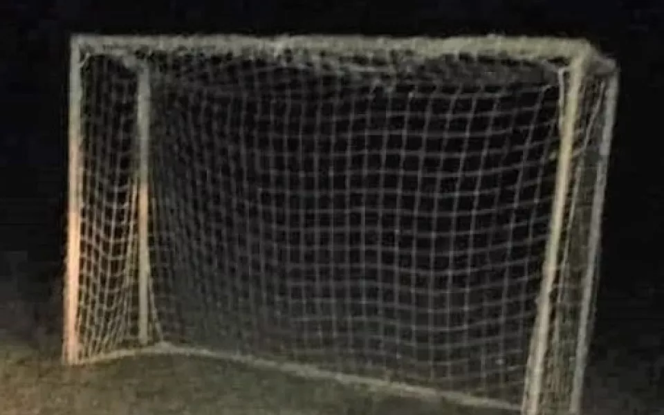 В алтайском райцентре футбольные ворота насмерть придавили 16-летнего подростка