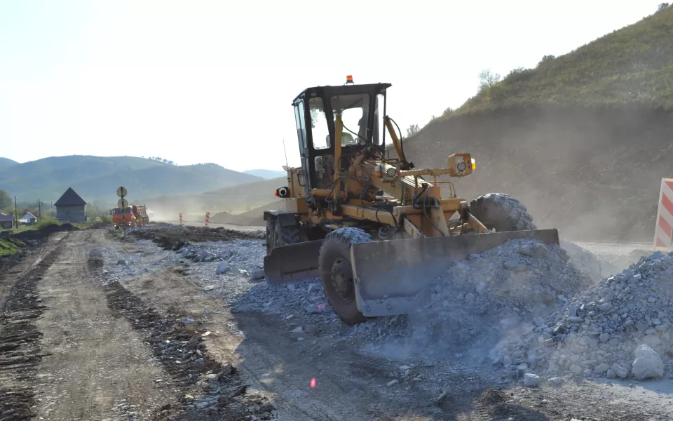 В Алтайском районе продолжается реконструкция дороги от райцентра до Аи