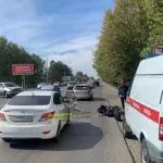 В Барнауле мотоциклиста увезли на скорой после ДТП