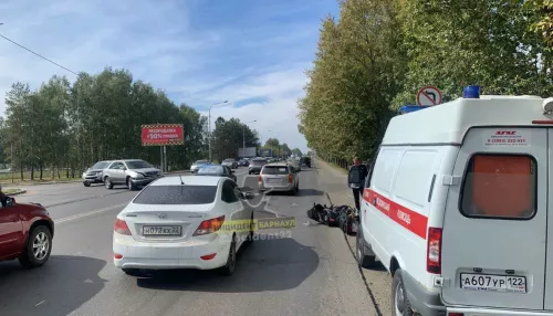 В Барнауле мотоциклиста увезли на скорой после ДТП
