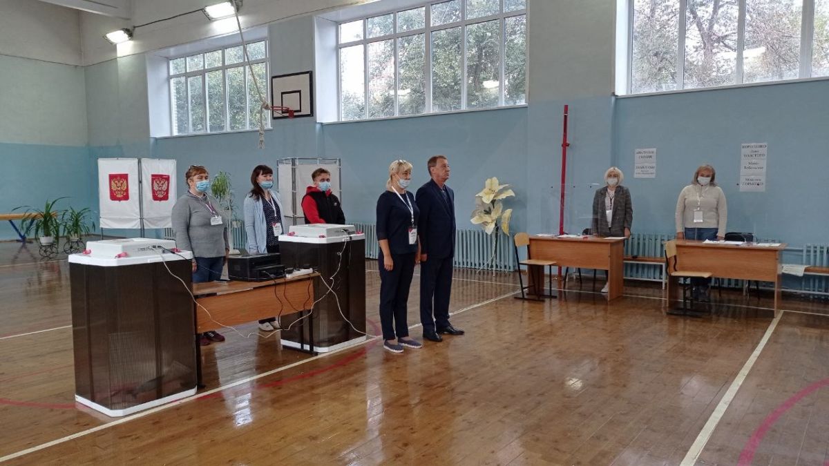 Вячеслав Франк на избирательном участке 