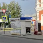В Барнауле на Старом базаре как консервную банку вскрыли ларек