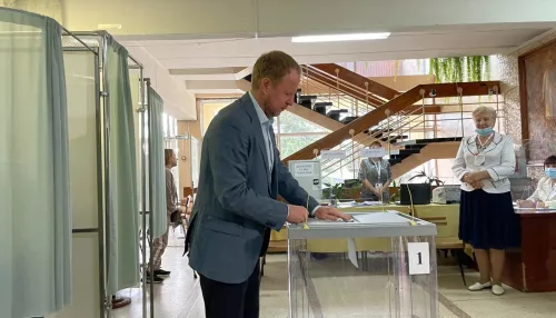 Важно для города и края: губернатор Томенко проголосовал на выборах в Барнауле