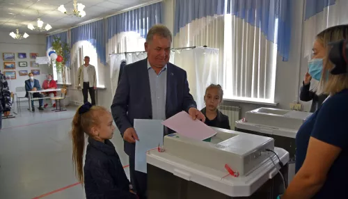 Спикер АКЗС в компании внучек проголосовал на выборах в Барнауле