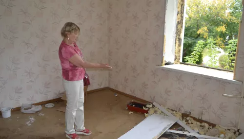 Неизвестные вскрыли и разгромили квартиру жительницы аварийного дома в Барнауле