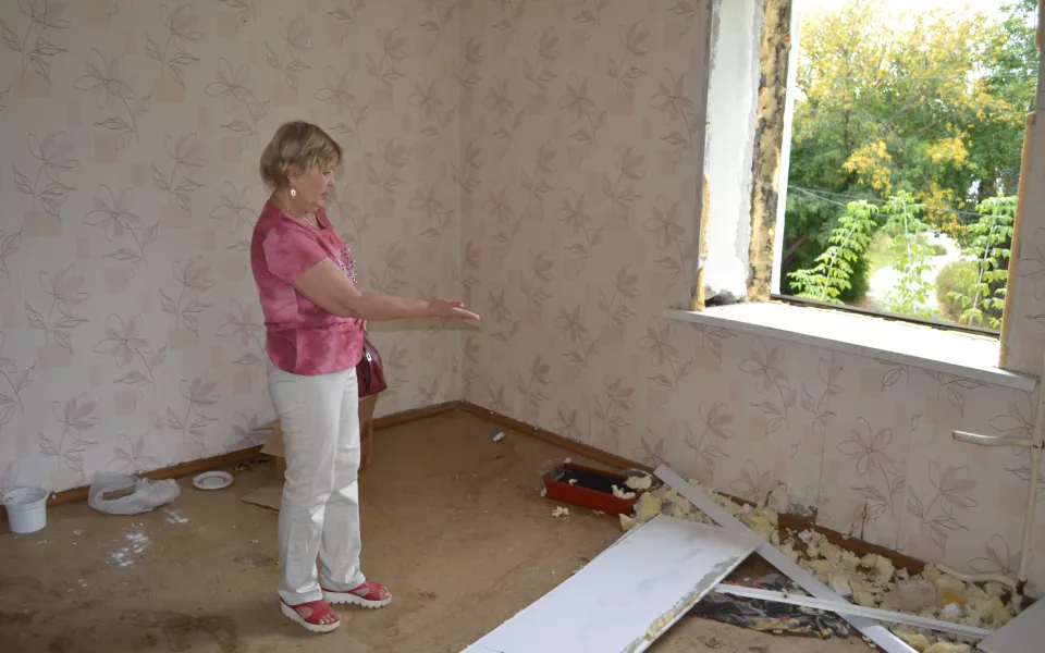 Неизвестные вскрыли и разгромили квартиру жительницы аварийного дома в Барнауле