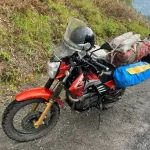 На Алтае пожилой мотоциклист потерял управление и слетел с трассы