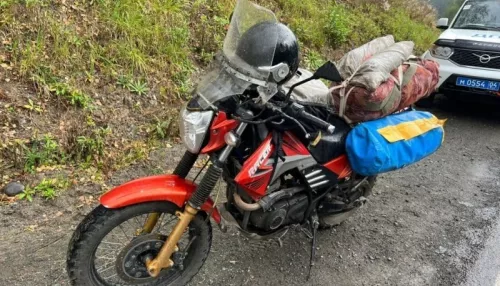 На Алтае пожилой мотоциклист потерял управление и слетел с трассы