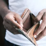 Сотрудница соцзащиты украла у алтайской пенсионерки кошелек с 644 тыс. рублей