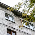 Боятся и мокнут: что творится в аварийном доме на ул. Новороссийской в Барнауле