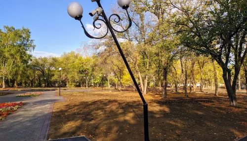 В Бийске за городским Дворцом культуры горожане заметили согнутый фонарь