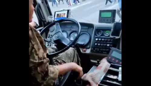 В Барнауле водителя маршрутки подловили за просмотром видео 18+ за рулем