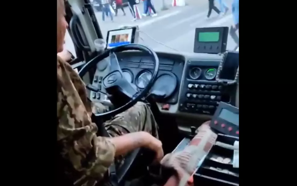 В Барнауле водителя маршрутки подловили за просмотром видео 18 за рулем
