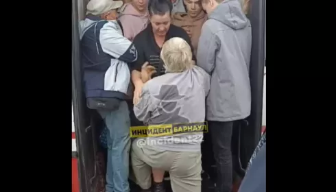 В Барнауле кондуктор вытолкала мужчину из переполненного автобуса