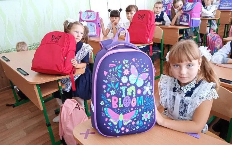 Дети из ЛНР получили канцелярию и сладости из Алтайского края