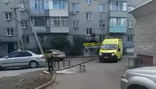 В Барнауле из-за самовольно поставленного шлагбаума не смогла проехать скорая