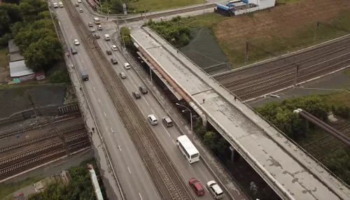 В Барнауле начали устанавливать основания под опоры для моста на Новом рынке