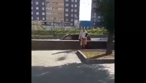 В Новосибирске мужчина в красных трусах и носках позировал у памятника