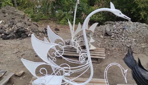 В Барнауле отреставрировали легендарных лебедей с моста на Новом рынке