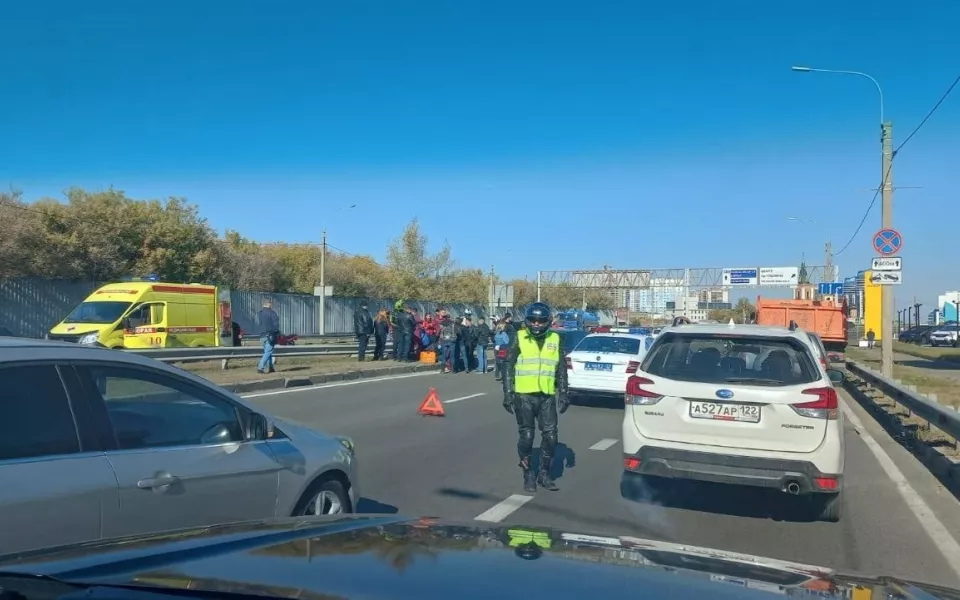 Соцсети: на выезде из Барнаула произошло ДТП с мотоколонной