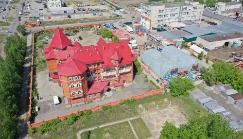 Знаменитый красный замок в Барнауле вновь подорожал