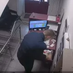 Мужчина в маске и перчатках за 20 секунд ограбил квартирное бюро в Новосибирске