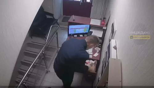 Мужчина в маске и перчатках за 20 секунд ограбил квартирное бюро в Новосибирске