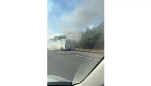В Барнауле на Правобережном тракте загорелся рейсовый автобус