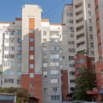 В центре Барнаула продают квартиру в деревенском стиле с сауной и электрокамином